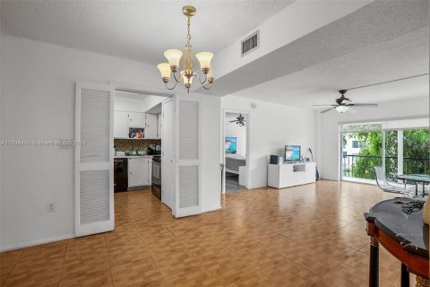 Condo in Lauderhill, Florida, 2 bedrooms  № 1306085 - photo 11