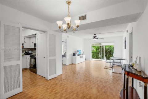 Condo in Lauderhill, Florida, 2 bedrooms  № 1306085 - photo 1