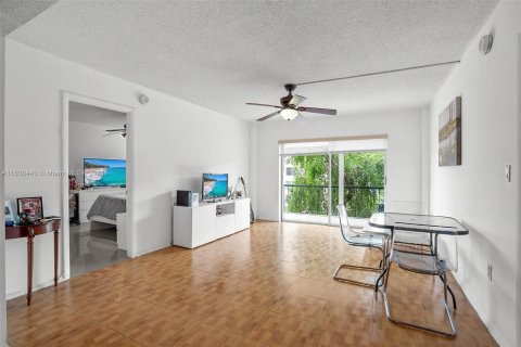 Condo in Lauderhill, Florida, 2 bedrooms  № 1306085 - photo 2