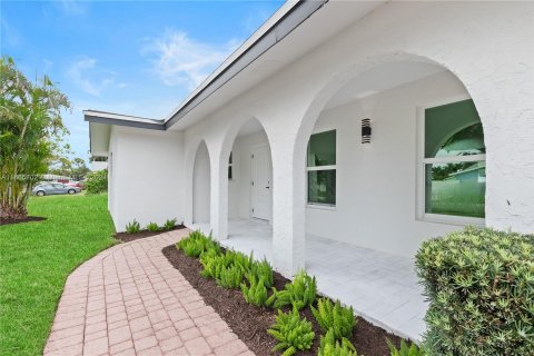 House in Boca Raton, Florida 3 bedrooms, 170.38 sq.m. № 1388132 - photo 2