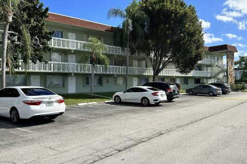 Condominio en venta en Palm Springs, Florida, 2 dormitorios, 81.2 m2 № 832819 - foto 2