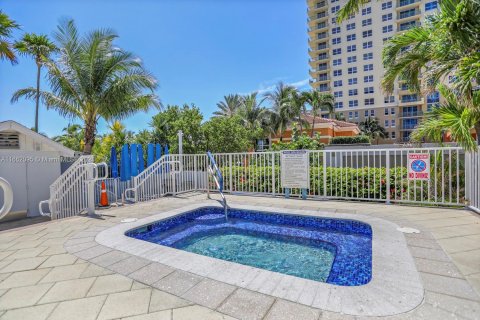 Condo in Hallandale Beach, Florida, 1 bedroom  № 1372699 - photo 16