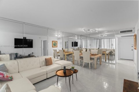 Copropriété à vendre à Hallandale Beach, Floride: 1 chambre, 68.38 m2 № 1372699 - photo 2