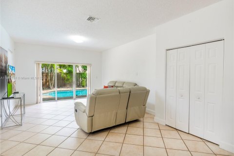 House in Miami, Florida 3 bedrooms, 155.7 sq.m. № 1377107 - photo 15