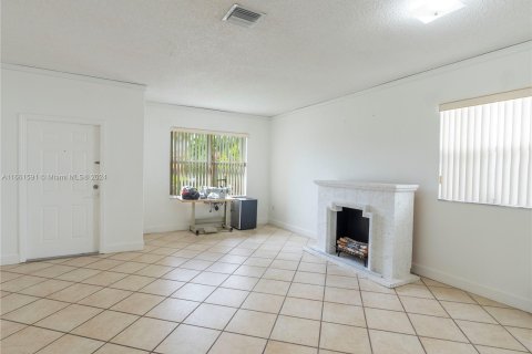 House in Miami, Florida 3 bedrooms, 155.7 sq.m. № 1377107 - photo 8