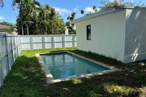 House in Miami, Florida 3 bedrooms, 92.16 sq.m. № 1347698 - photo 11