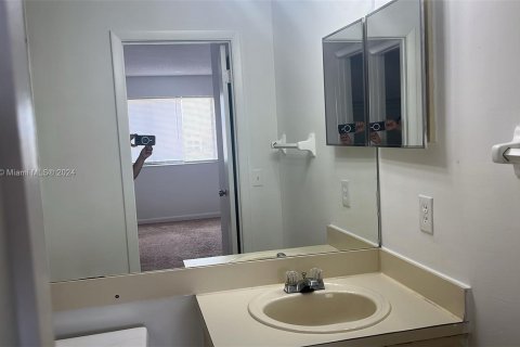 Condo in Fort Lauderdale, Florida, 2 bedrooms  № 1331971 - photo 2