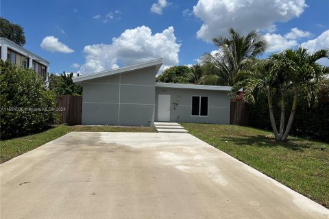 House in North Miami, Florida 3 bedrooms, 122.63 sq.m. № 1170397 - photo 1