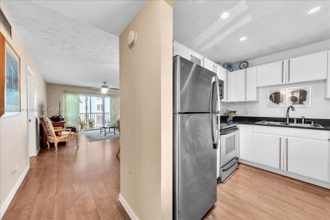 Condo in Dania Beach, Florida, 1 bedroom  № 1239395 - photo 3