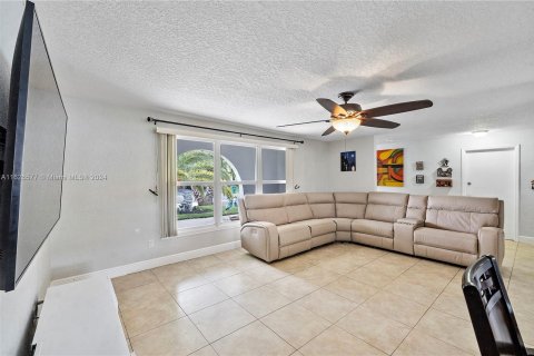 House in Coral Springs, Florida 4 bedrooms, 183.2 sq.m. № 1280828 - photo 29