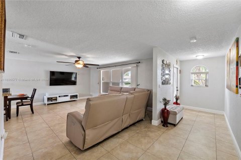 House in Coral Springs, Florida 4 bedrooms, 183.2 sq.m. № 1280828 - photo 19