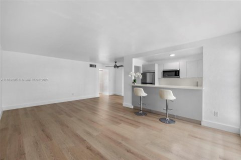 Condo in Miami Beach, Florida, 1 bedroom  № 1386163 - photo 2