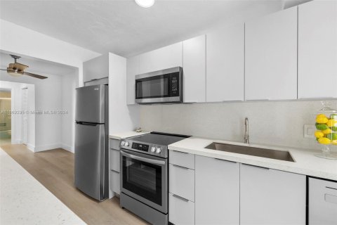 Condo in Miami Beach, Florida, 1 bedroom  № 1386163 - photo 5