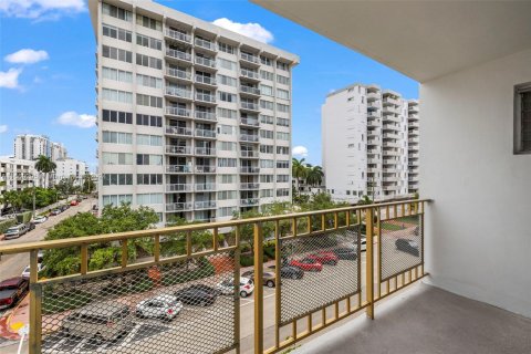 Condo in Miami Beach, Florida, 1 bedroom  № 1386163 - photo 16