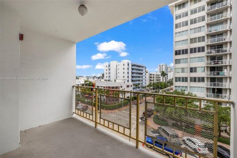 Condo in Miami Beach, Florida, 1 bedroom  № 1386163 - photo 15