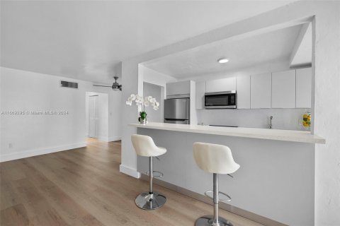 Condo in Miami Beach, Florida, 1 bedroom  № 1386163 - photo 3