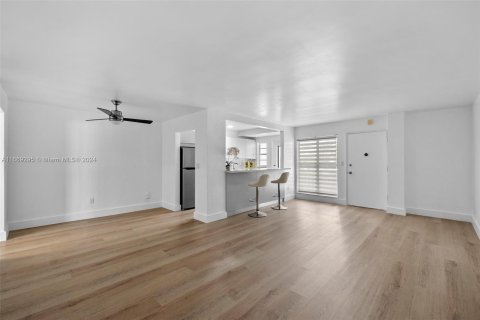 Condo in Miami Beach, Florida, 1 bedroom  № 1386163 - photo 8