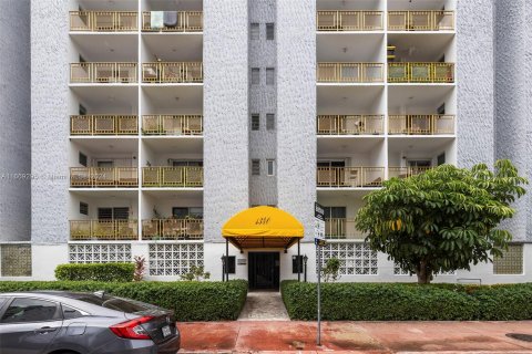 Condo in Miami Beach, Florida, 1 bedroom  № 1386163 - photo 24