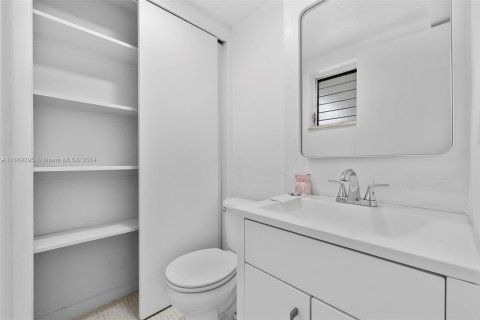 Condo in Miami Beach, Florida, 1 bedroom  № 1386163 - photo 17