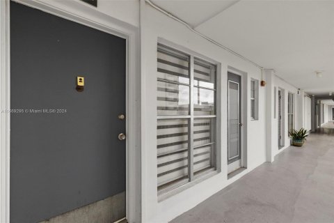 Condo in Miami Beach, Florida, 1 bedroom  № 1386163 - photo 18