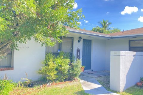 House in Cutler Bay, Florida 3 bedrooms, 193.52 sq.m. № 1378627 - photo 1