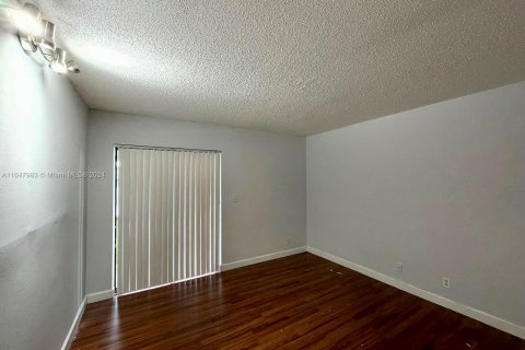 Condo in Sunrise, Florida, 2 bedrooms  № 1330928 - photo 4