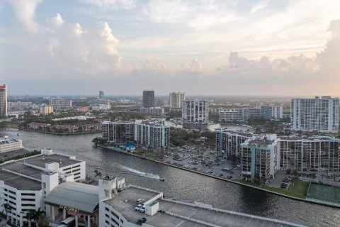 Condo in Hollywood, Florida, 3 bedrooms  № 1189849 - photo 6