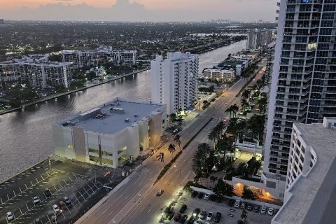 Condo in Hollywood, Florida, 3 bedrooms  № 1189849 - photo 3