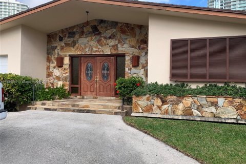 Villa ou maison à vendre à Sunny Isles Beach, Floride: 3 chambres, 189.15 m2 № 662215 - photo 1