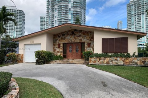 House in Sunny Isles Beach, Florida 3 bedrooms, 189.15 sq.m. № 662215 - photo 4