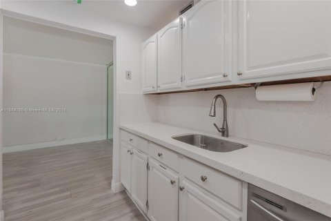 Condo in Pembroke Pines, Florida, 1 bedroom  № 1215514 - photo 2