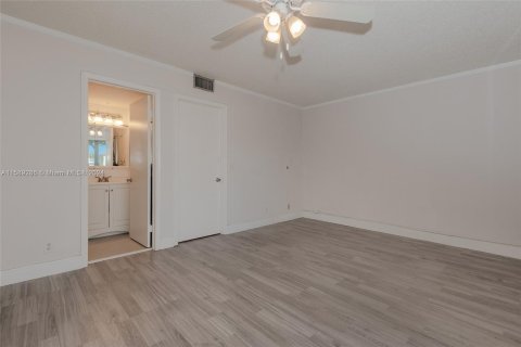 Condo in Pembroke Pines, Florida, 1 bedroom  № 1215514 - photo 8