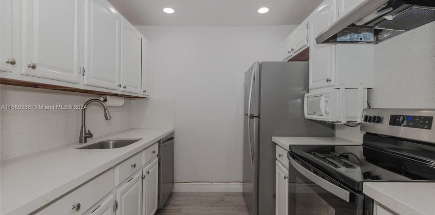 Condo in Pembroke Pines, Florida, 1 bedroom  № 1215514