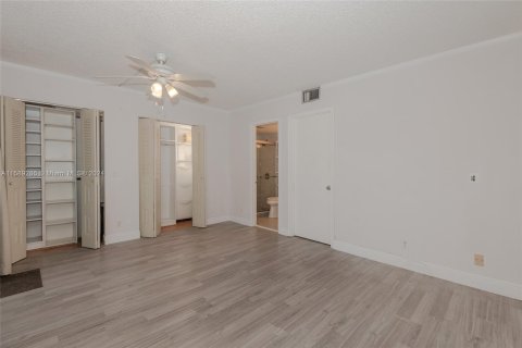 Condo in Pembroke Pines, Florida, 1 bedroom  № 1215514 - photo 9