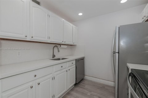 Condo in Pembroke Pines, Florida, 1 bedroom  № 1215514 - photo 21