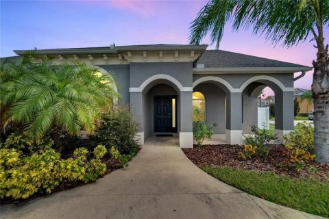 House in Plant City, Florida 5 bedrooms, 302.86 sq.m. № 1390836 - photo 2