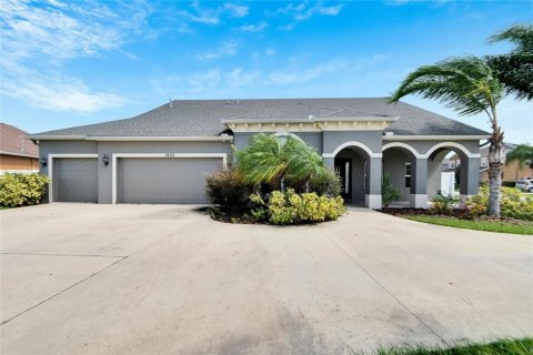 House in Plant City, Florida 5 bedrooms, 302.86 sq.m. № 1390836 - photo 1