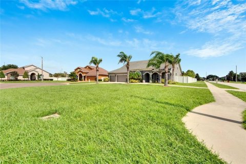 House in Plant City, Florida 5 bedrooms, 302.86 sq.m. № 1390836 - photo 9