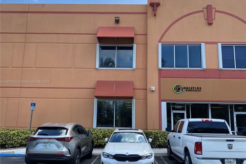 Commercial property in Doral, Florida № 1388328 - photo 1