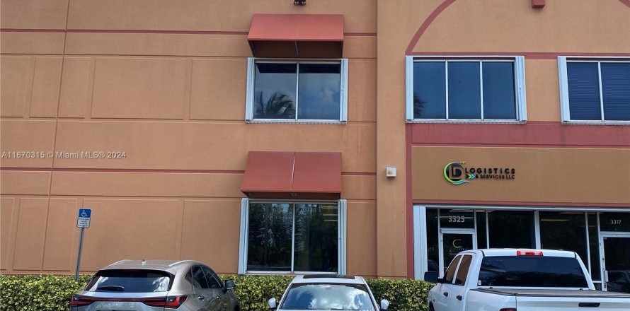 Commercial property in Doral, Florida № 1388328