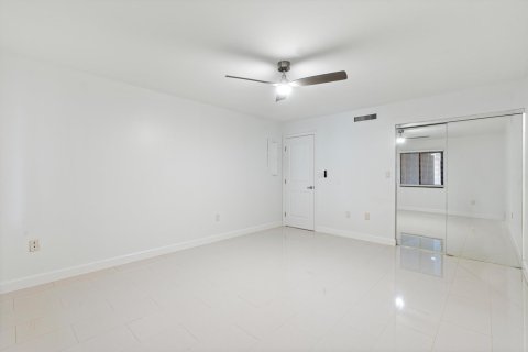 Condo in South Palm Beach, Florida, 2 bedrooms  № 1217529 - photo 11