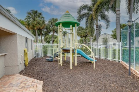 Townhouse in Deerfield Beach, Florida 2 bedrooms, 127.46 sq.m. № 1217486 - photo 1