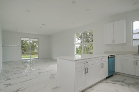 House in Lehigh Acres, Florida 4 bedrooms, 142.51 sq.m. № 1147202 - photo 2