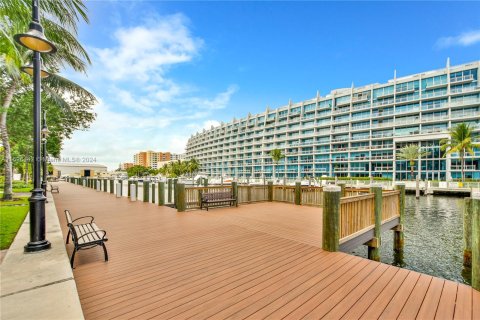 Condo in Aventura, Florida, 2 bedrooms  № 1206111 - photo 16