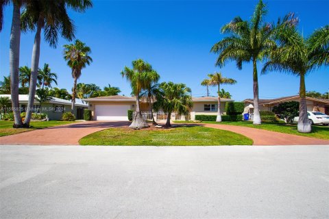 House in Pompano Beach, Florida 3 bedrooms, 154.68 sq.m. № 1206109 - photo 1