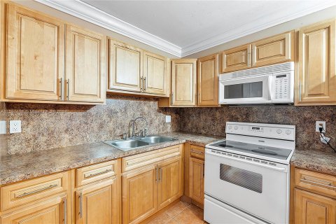 Condo in Lauderhill, Florida, 2 bedrooms  № 1184837 - photo 10