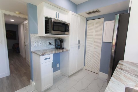 Condo in Jensen Beach, Florida, 2 bedrooms  № 615198 - photo 13