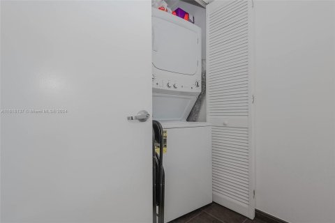 Condo in Miami, Florida, 2 bedrooms  № 1239420 - photo 11