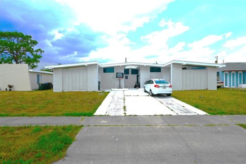 Commercial property in North Port, Florida 174.47 sq.m. № 1274934 - photo 1