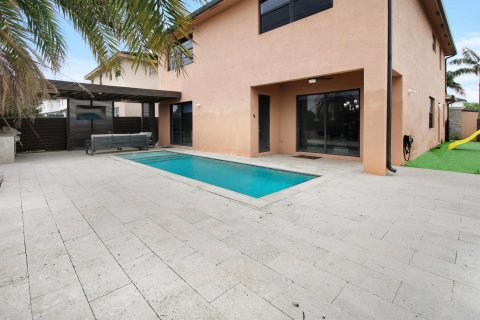 House in Miami, Florida 5 bedrooms, 282.89 sq.m. № 948921 - photo 1